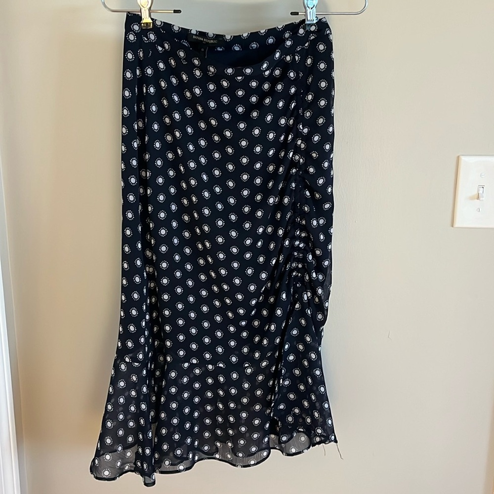 Banana Republic size 0 skirt. Blue with white print